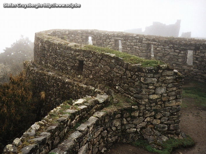 Inca trail - Sayaqmarka Sayaqmarka wat zoveel betekend als 'de onbereikbare stad' is gelegen bovenop een grote rots boven het subtropische woud. De stad is enkel bereikbaar via een steile trap. De typische mist in de Andes kan het mooie uitzicht echter serieus beperken. Stefan Cruysberghs